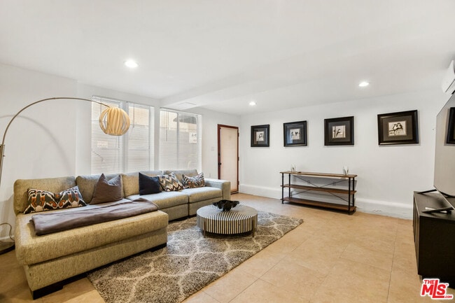 Building Photo - 917 N Curson Ave