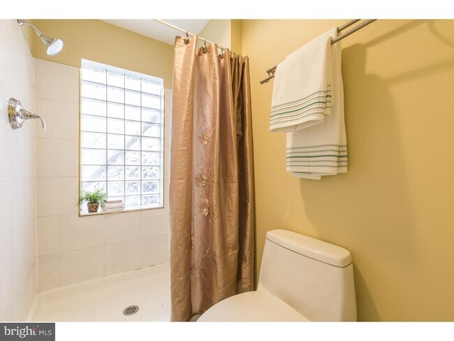 Building Photo - Amazing 3bd/2.5 Fairmount Home