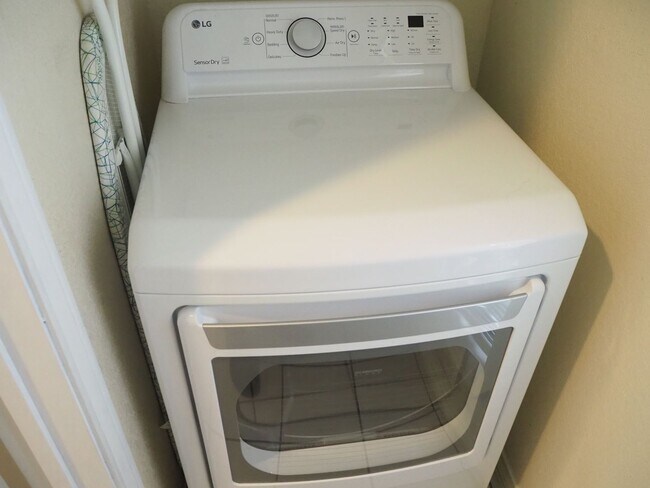 Building Photo - 924 Summer Trail