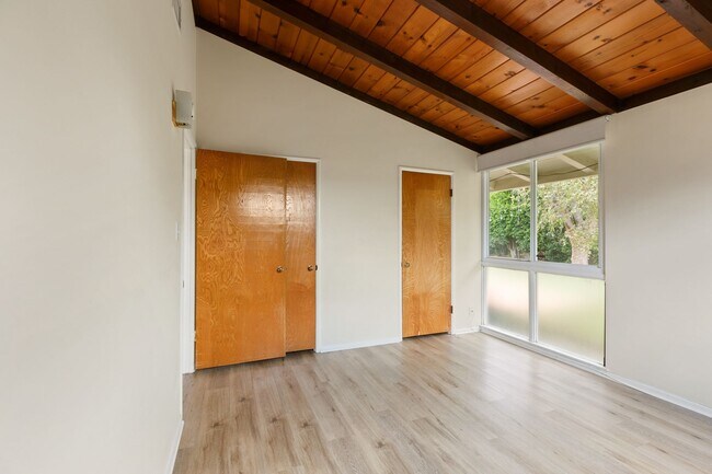 Building Photo - Charming Mid-Century 3-Bedroom Home in Win...