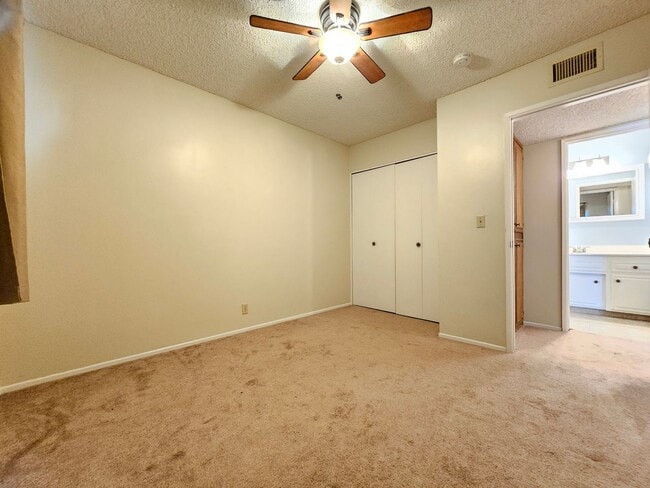 Building Photo - Charming Condo With Pool Access!