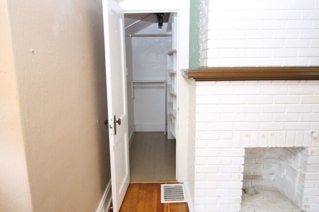 Building Photo - Adorable 3bdrm Downtown Bungalow