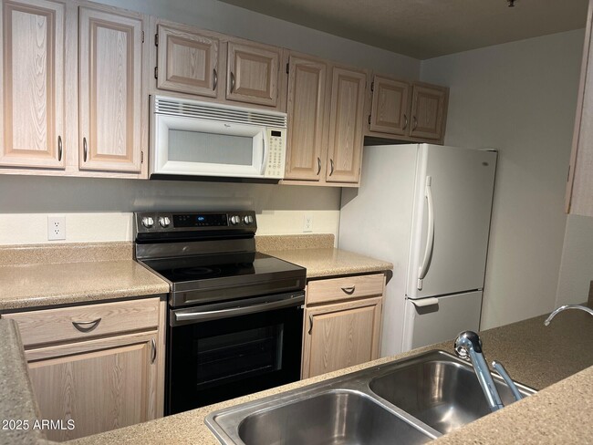 Building Photo - 11375 E Sahuaro Dr