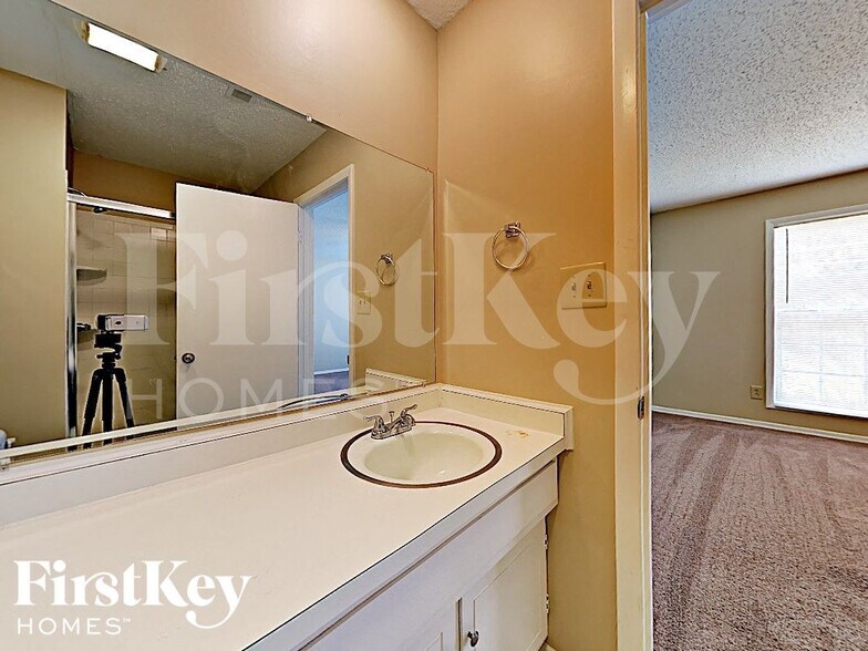 Building Photo - 6417 Pineburr Ct