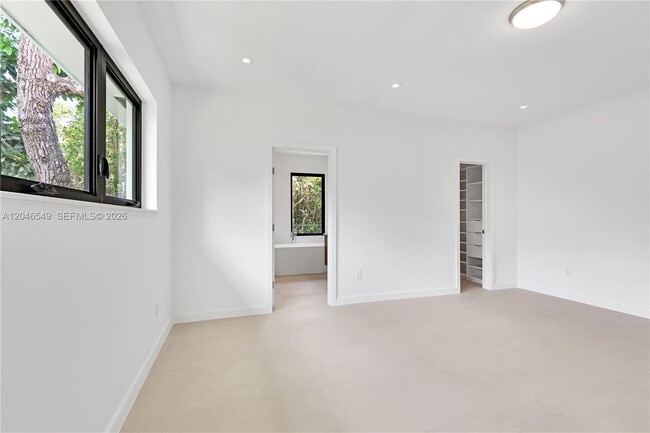 Building Photo - 950 Bayamo Ave