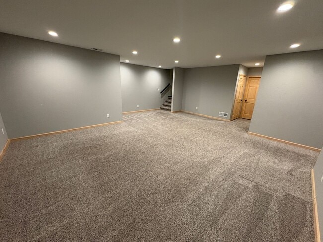 Building Photo - PRICE REDUCED!!! 4 bed / 3 bath Twinhome for Rent!