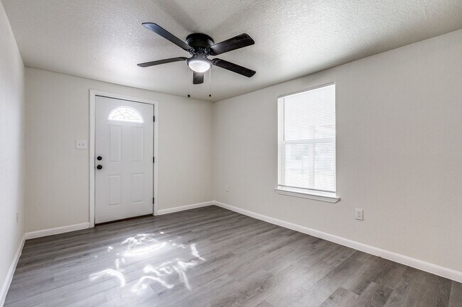 Building Photo - Elmwood Triplex