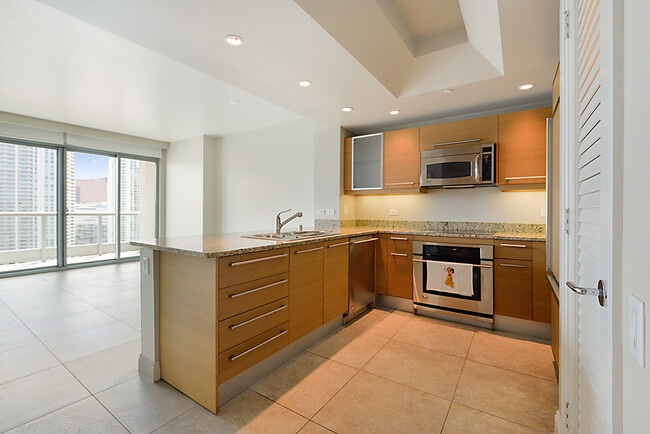 Building Photo - Turnberry Towers 2105W-Stunning City Views...