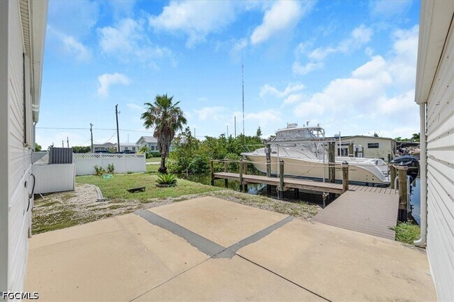 Building Photo - 701 Coral Dr