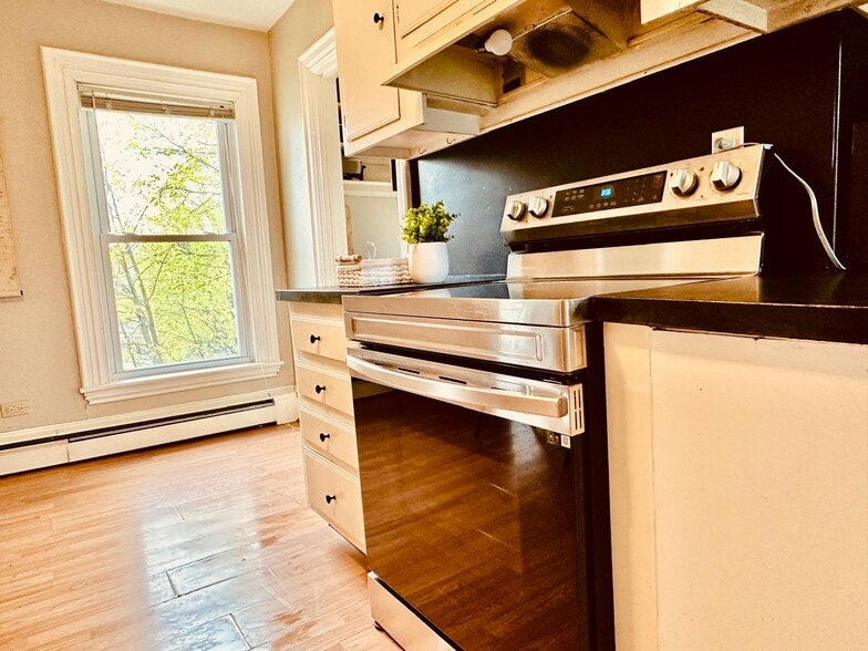 Building Photo - 46 Dillingham St