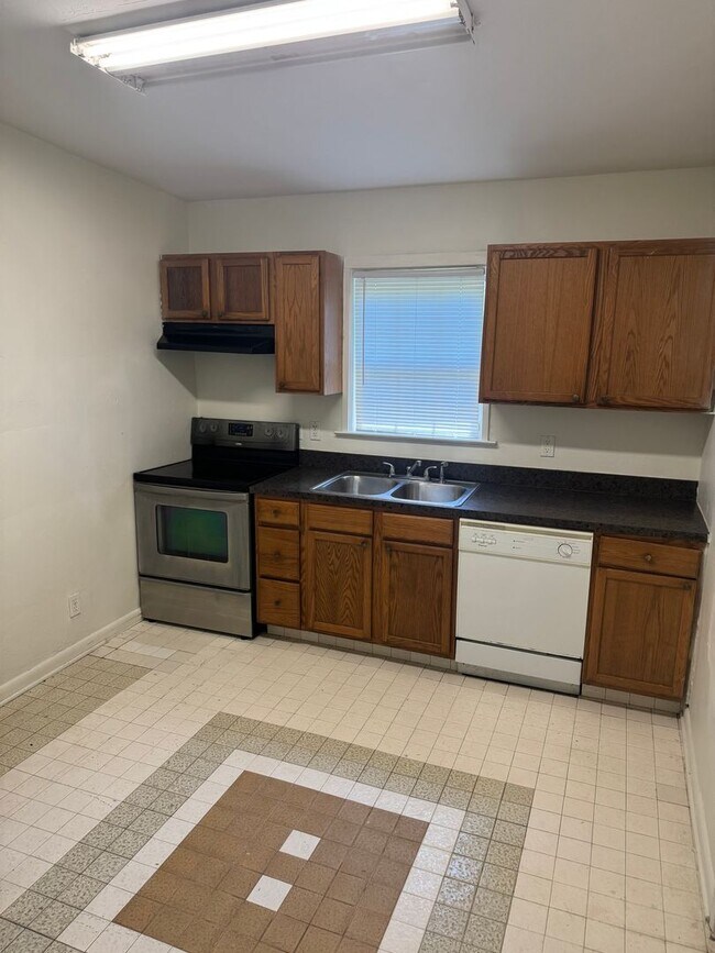 Building Photo - Four Bedroom, Two Bathroom House on Sharke...