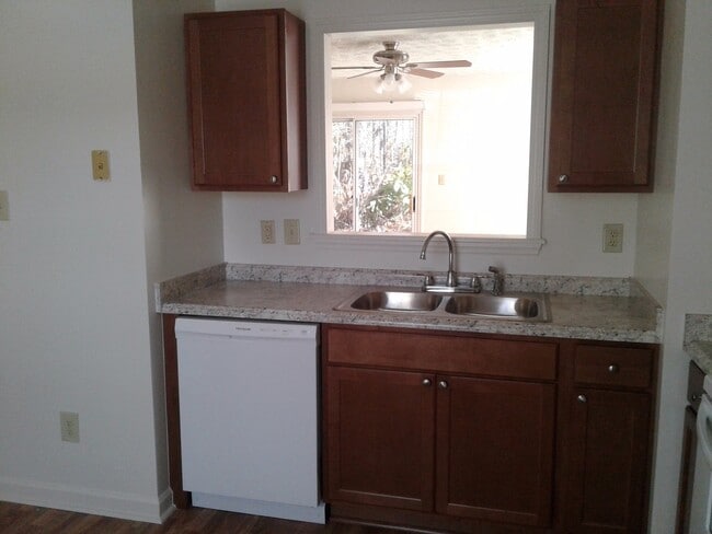 Building Photo - 2 Bedroom, 1 bath apartment - Downstairs Unit