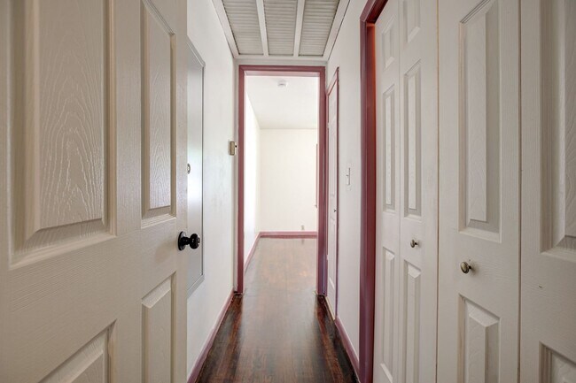Building Photo - * * * $750 MOVE-IN SPECIAL!!! * * * Charmi...