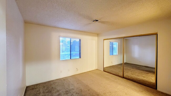 Building Photo - 825 Rock Springs Dr