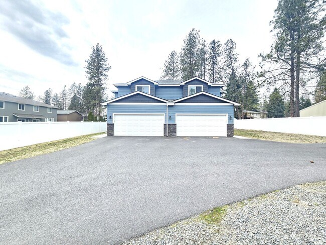 Building Photo - $2,200 - 3 Bed / 2.5 Bath Gorgeous Newer Built Duplex in North Spokane
