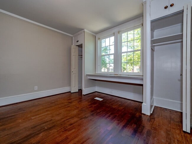 Building Photo - Oversized Renovated Downtown Cottage