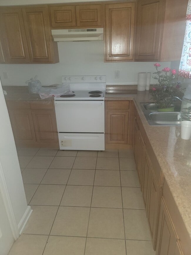 Building Photo - 2 Bedroom, 2.5 Bath Townhouse