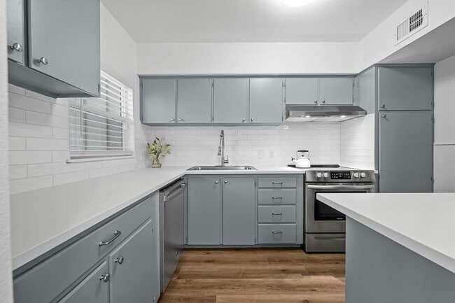 Building Photo - 2401 Winsted Ln