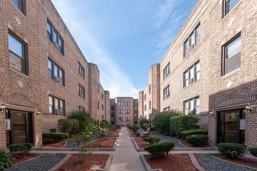 Building Photo - 3739 N Pine Grove Ave