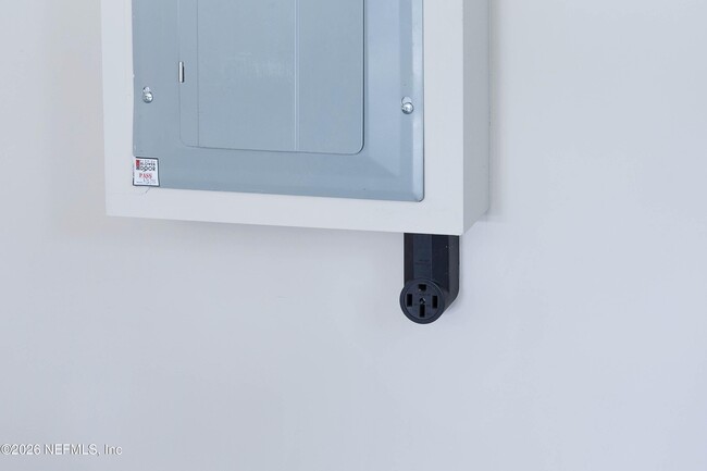 Building Photo - 5631 Heckscher Dr