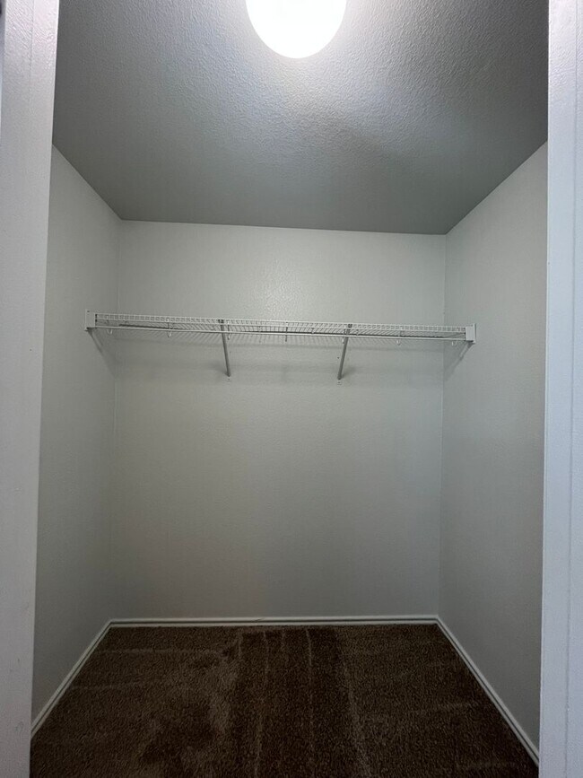 Building Photo - 3/2 in the heart of Del Valle