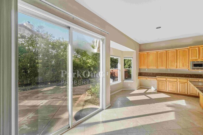 Building Photo - Beautiful Home in Peacock Creek