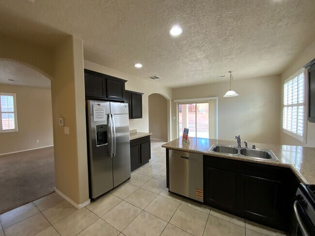 Building Photo - 3 Bedroom Home Available Near Unser Blvd NW & Rainbow Blvd NW!