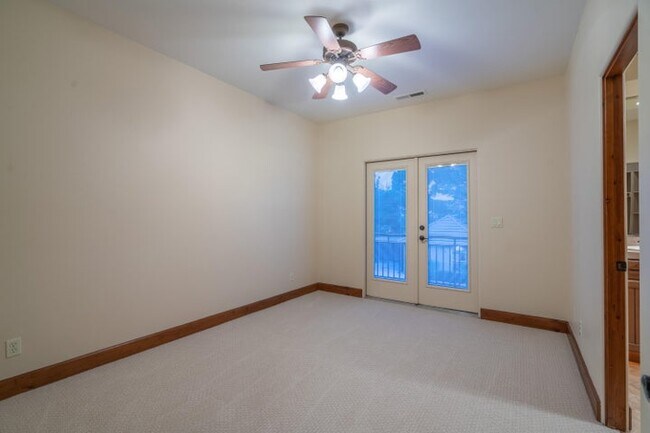 Building Photo - 340 Le Grande Cir