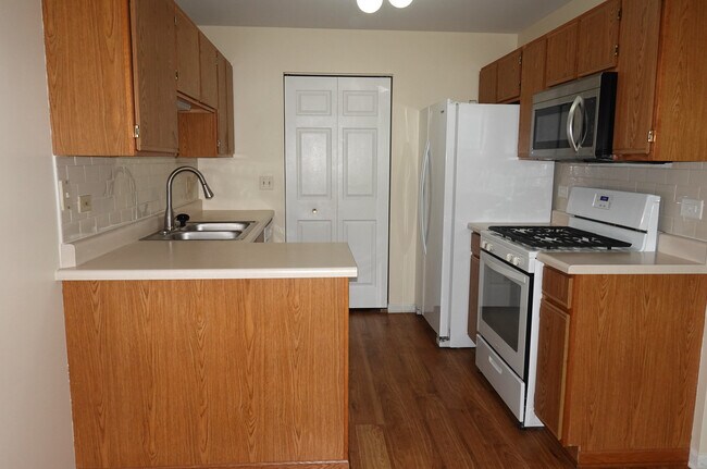 Building Photo - 210 Crestview Dr