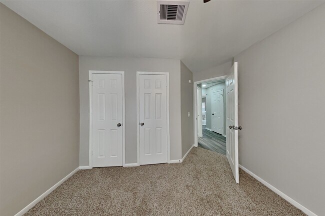 Building Photo - 802 Sierra Lake Dr