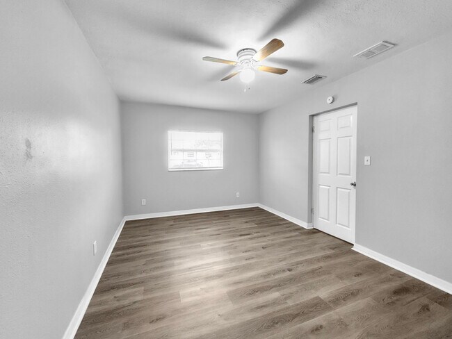 Building Photo - 3290 Hillsdale Ave