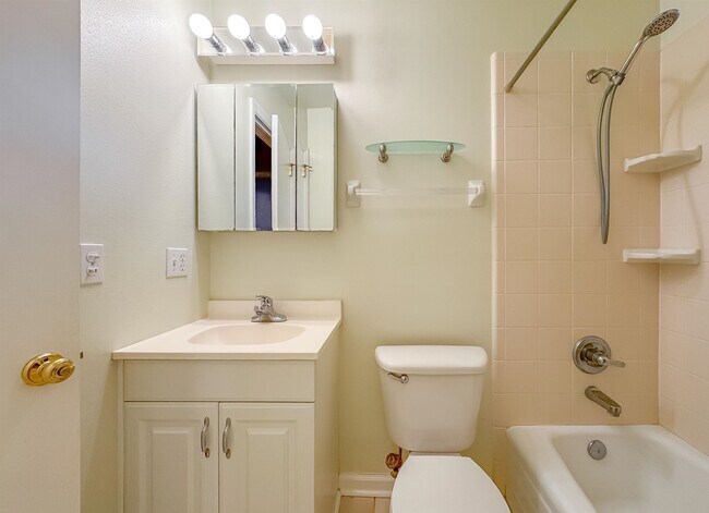Building Photo - 2605 Lotus Dr