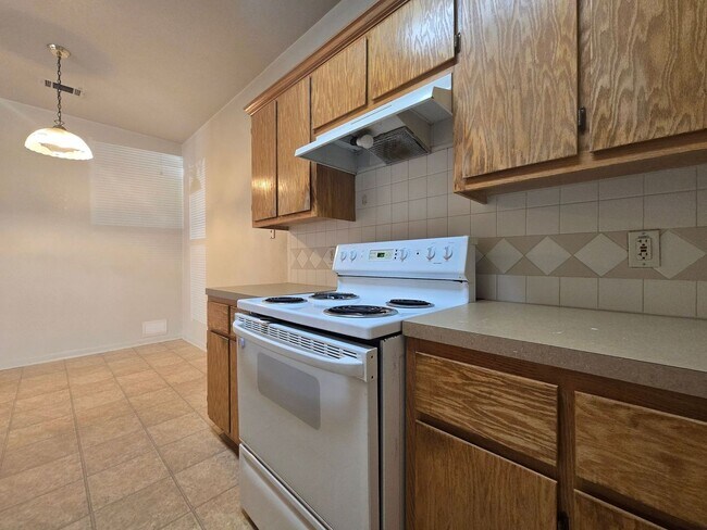 Building Photo - 2802 Lucille Dr