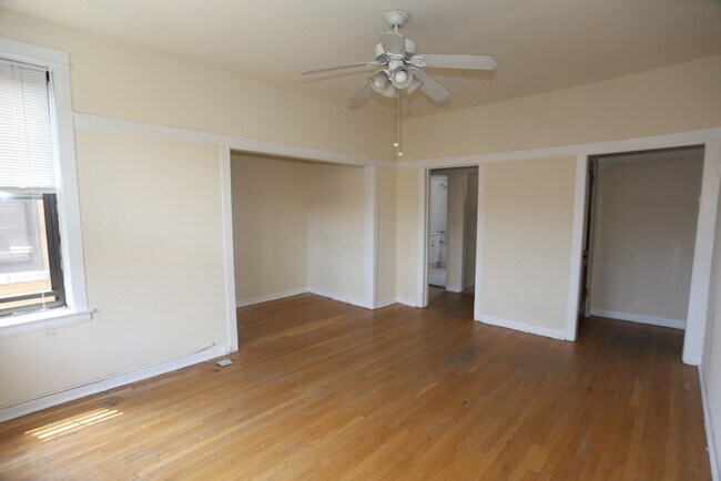 Building Photo - 722 W Barry Ave