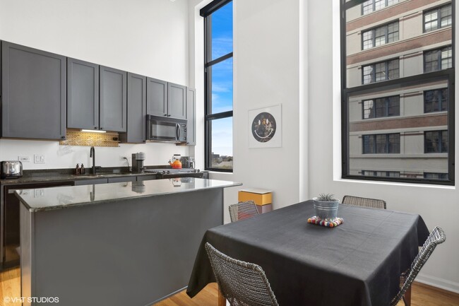 Building Photo - 758 N Larrabee St