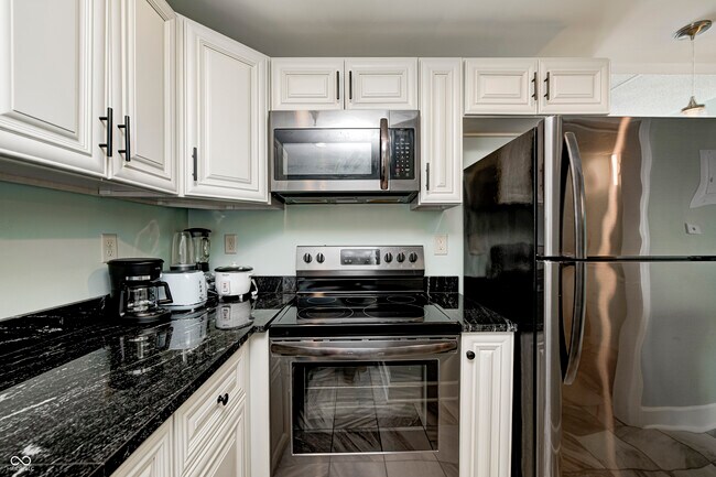 Building Photo - 230 E 9th St