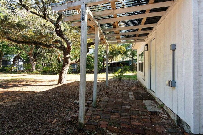 Building Photo - 213 Hawthorne Cir