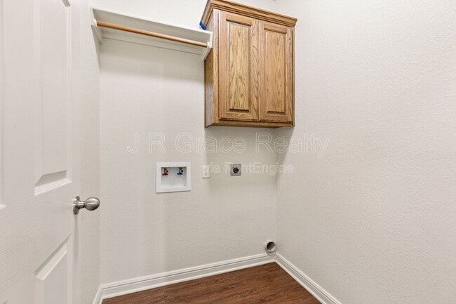 Building Photo - 2100 Breezy Dr
