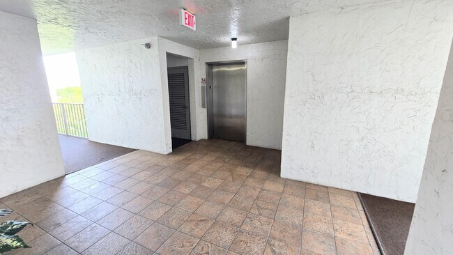 Building Photo - 3100 W Rolling Hills Cir