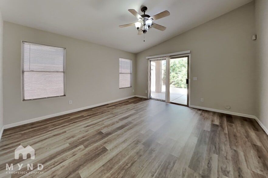Building Photo - 714 E Lovegrass Dr