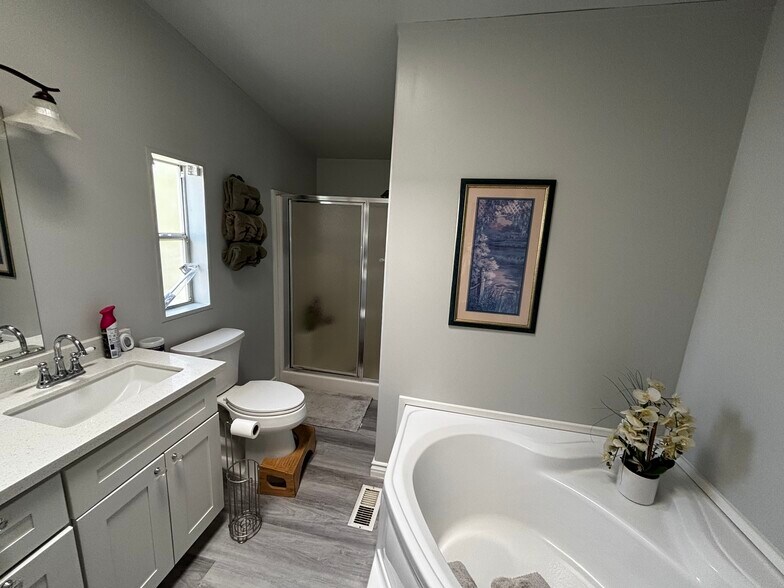 Master bathroom - 11026 Redwood Rd