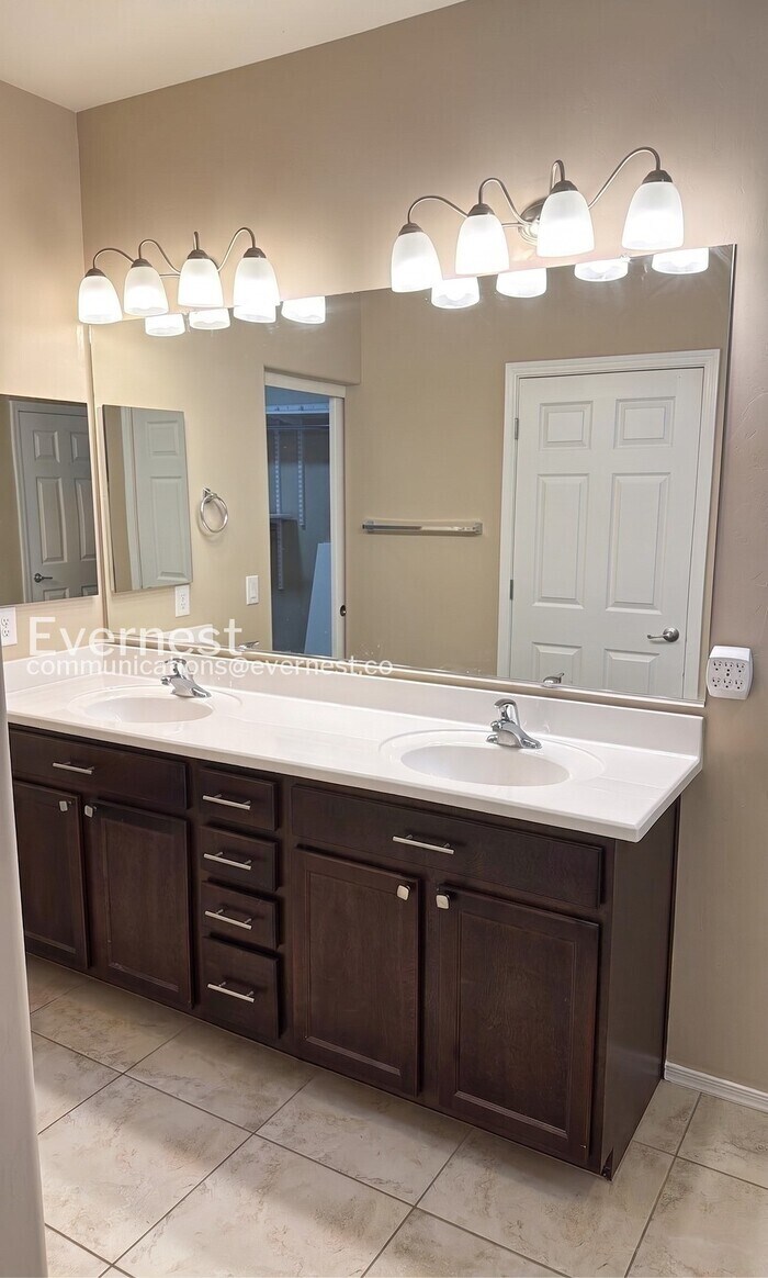 Building Photo - 9014 W Rolling Springs Dr
