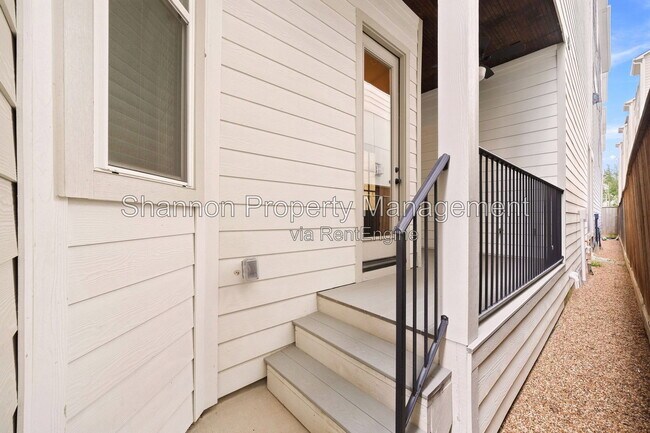 Building Photo - 1204 W 16th St