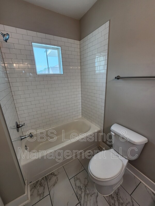 Building Photo - 630 Village Dr