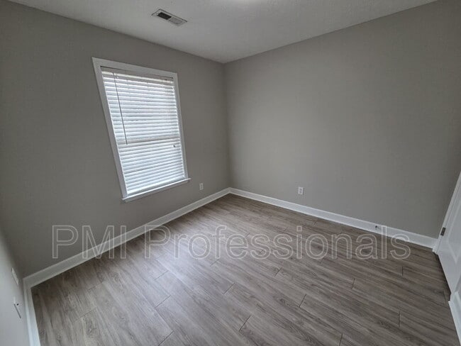 Building Photo - 3241 Hardwood Dr