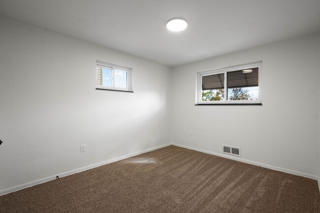 Building Photo - MOVE IN SPECIAL! SCORE HALF OFF 1ST MONTH'...