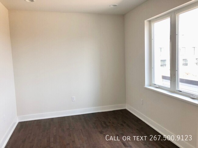 Building Photo - Absolutely Gorgeous Bi Level 3bd+den with ...