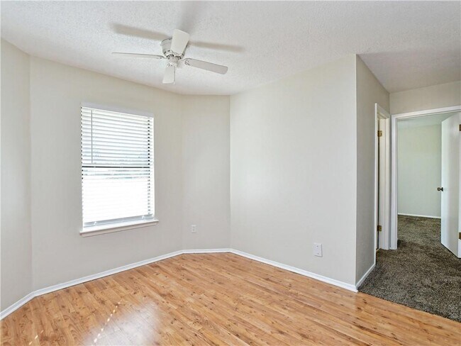 Building Photo - 604 Hill Cove