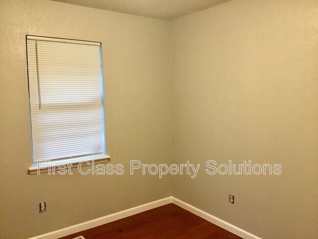 Building Photo - 9725 NE 2nd St