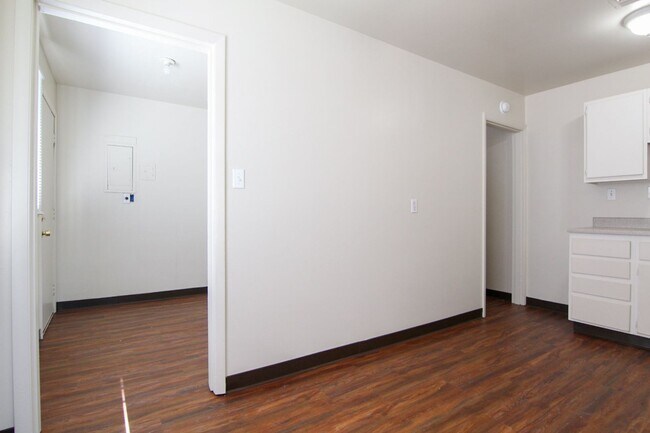 Building Photo - $500 MOVE IN SPECIAL OFF FIRST MONTHS RENT!